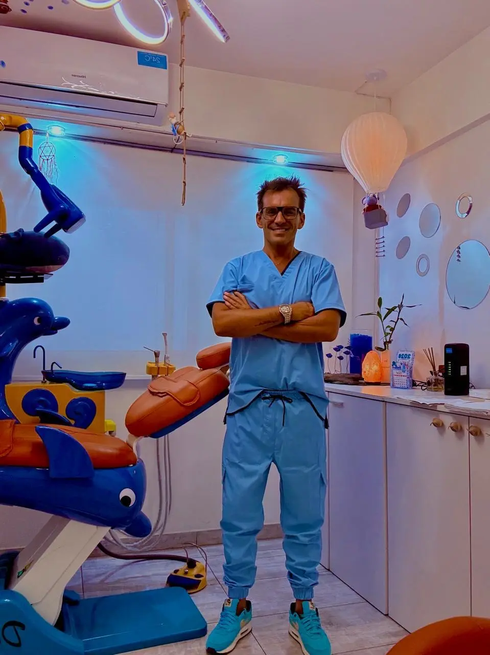 El Dr. Lucas Visconti en el sector de odontopediatría del consultorio